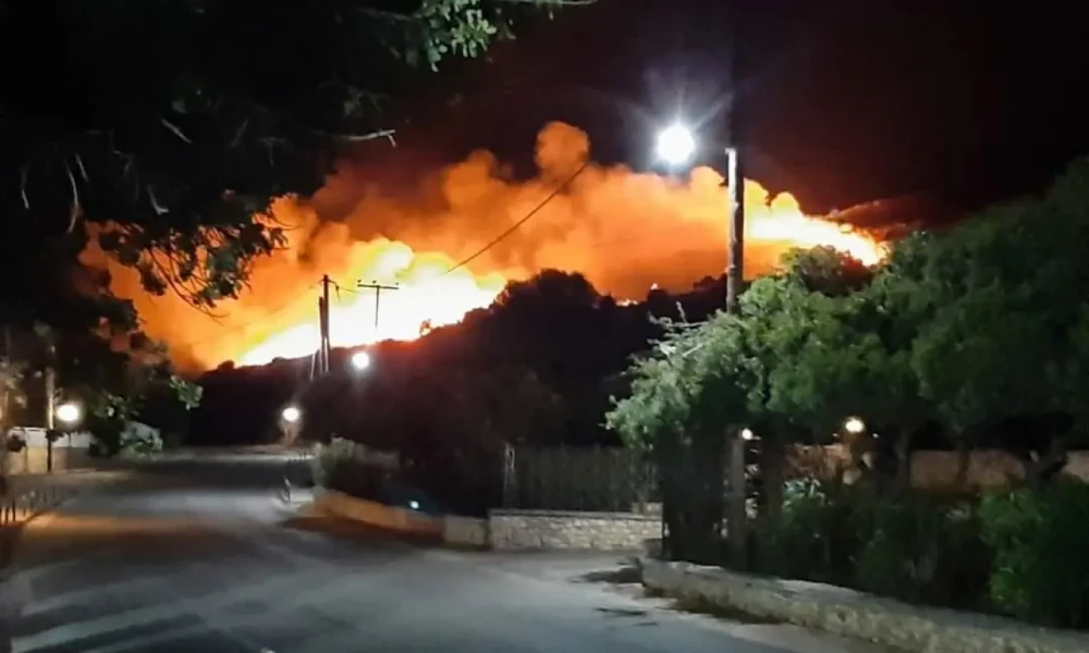 Πυρκαγιά ξέσπασε στη Σκάλα Κεφαλονιάς κοντά σε οικισμό